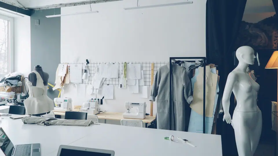 Showroomda askıda gelinlikler