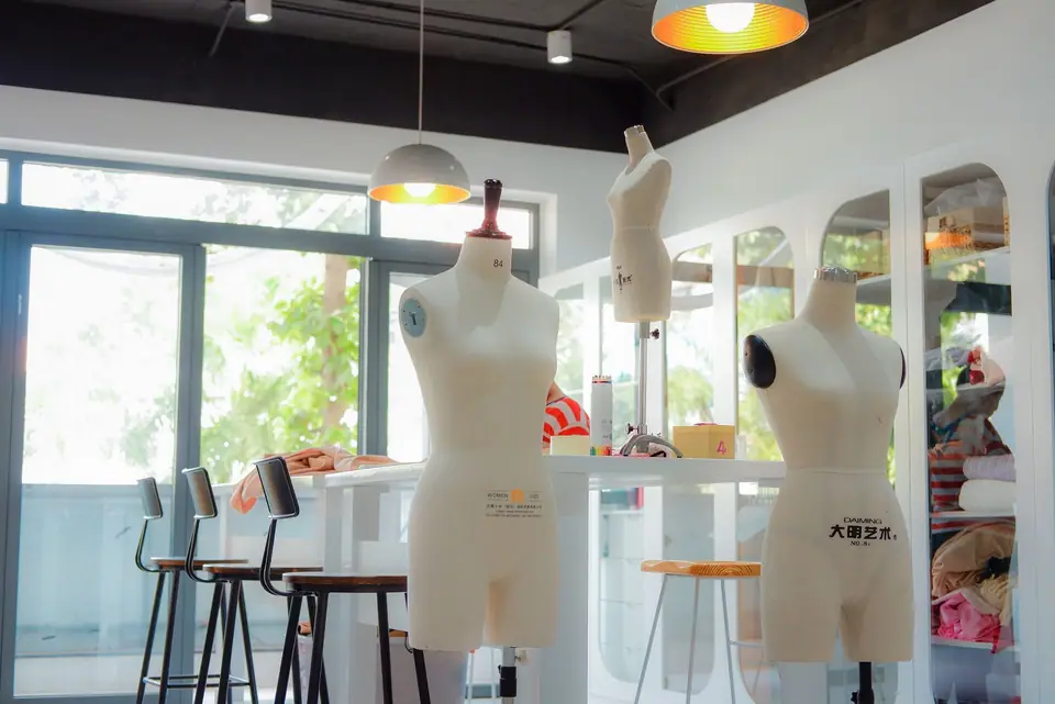 Showroomda manken üzerinde gelinlik